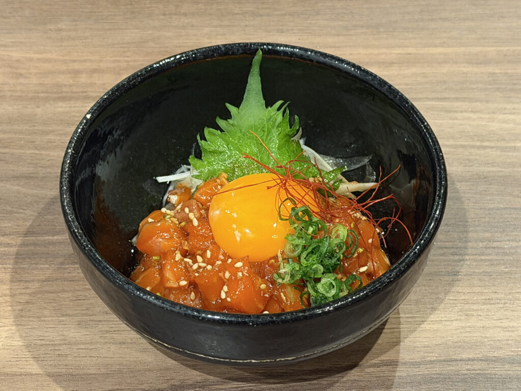 サーモンユッケ