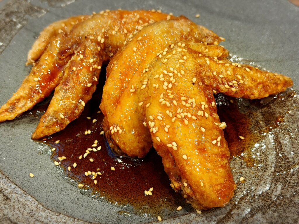 まる旬名物の手羽先