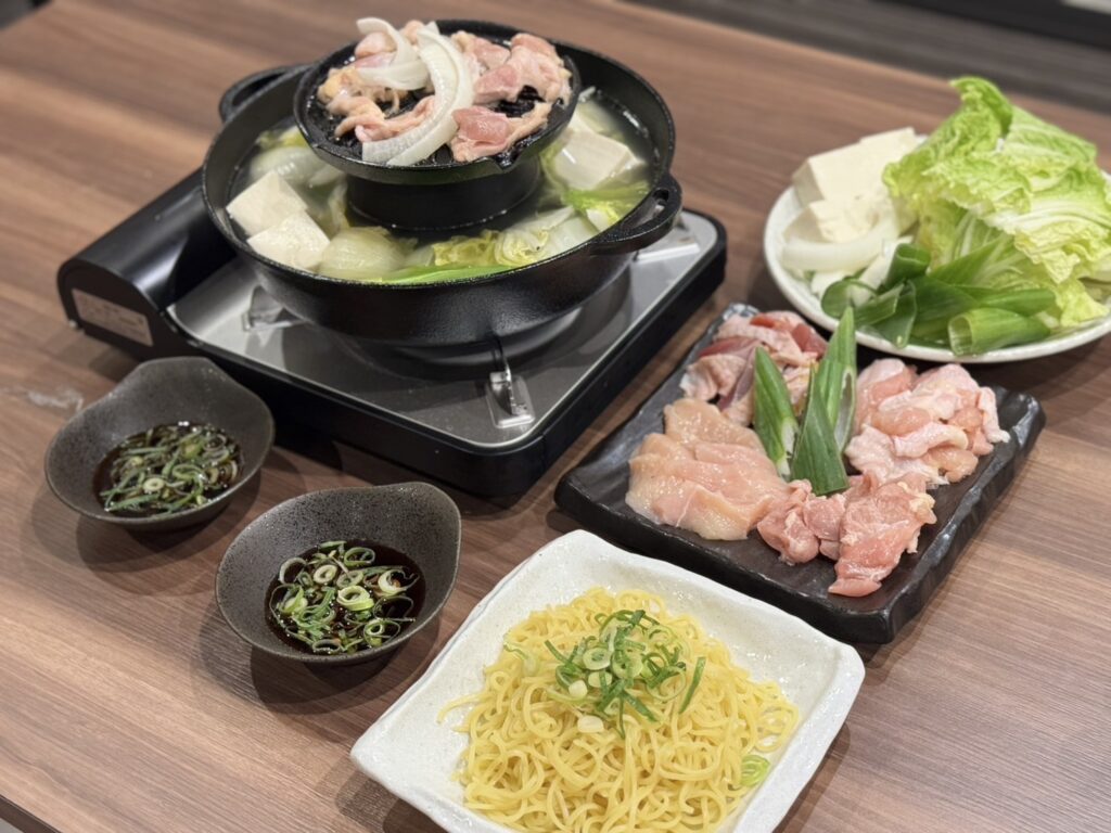 鶏焼き鍋に単品や具材を追加した様子の写真
